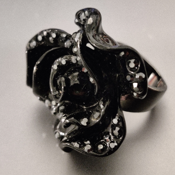 Black Camelia Rose Flower Cocktail Ring - Picture 15 of 15